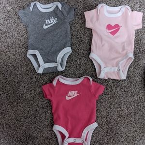 Set of 3 Nike short sleeve bodysuits